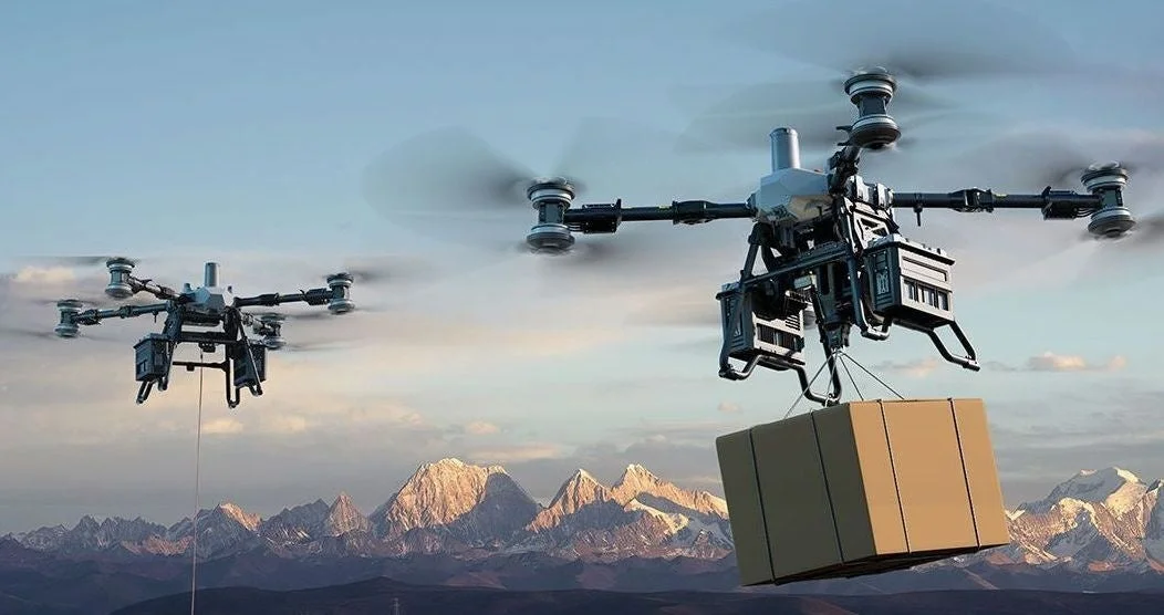 雪山を背景に荷物を輸送する大型ドローン