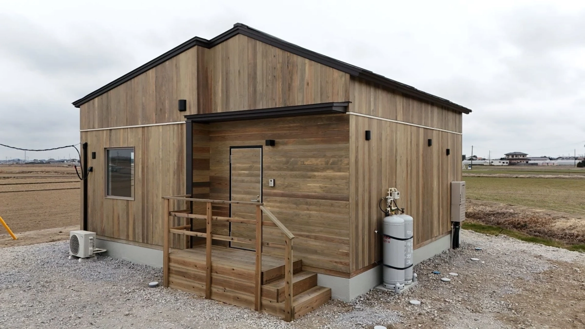 完成したモデル住宅の外観、田園風景