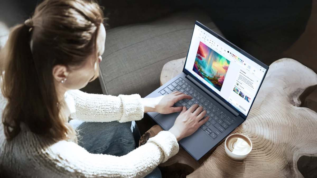 女性がノートパソコンで作業する様子