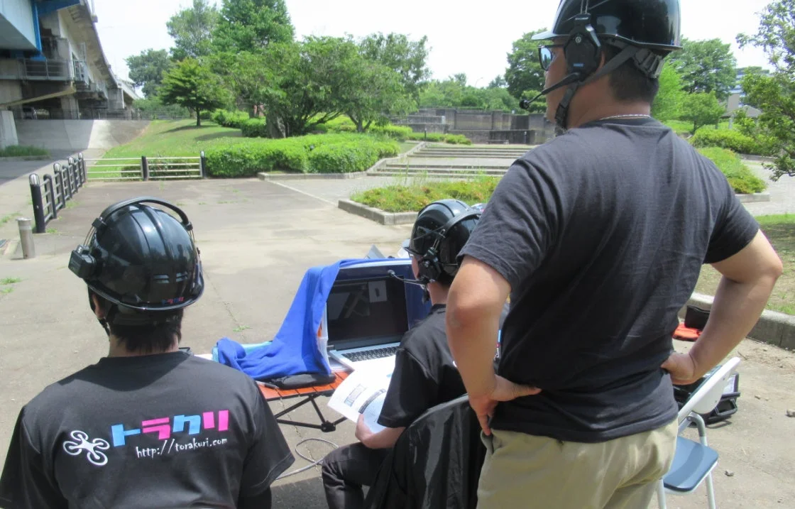 ドローン×AI インフラ点検のオペレーターが屋外で作業する様子