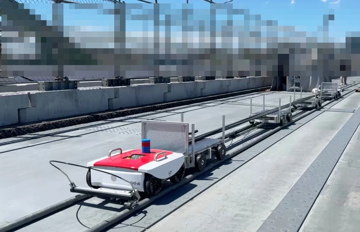 レール上を台車を牽引して資材運搬する「運搬トモロボ T-BOX」