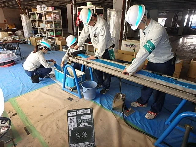 作業員が現場で配管作業をしている様子