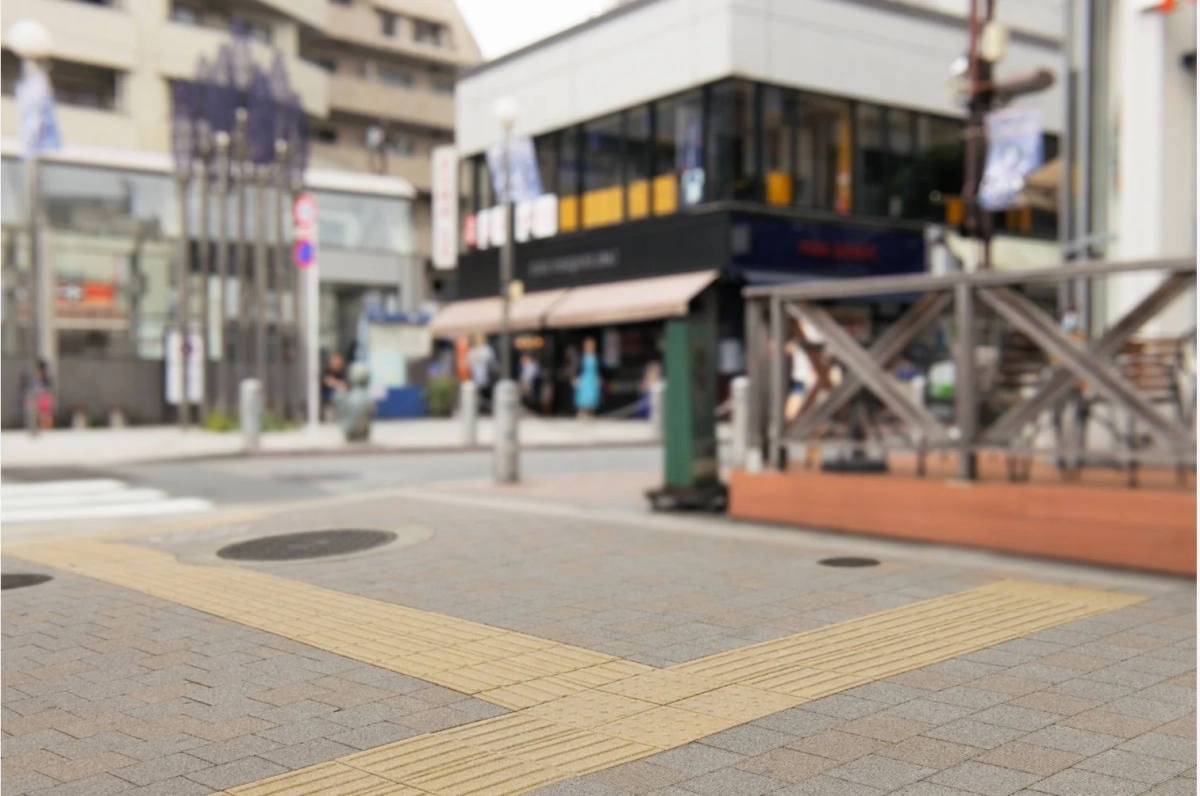 街並みと点字ブロックの画像