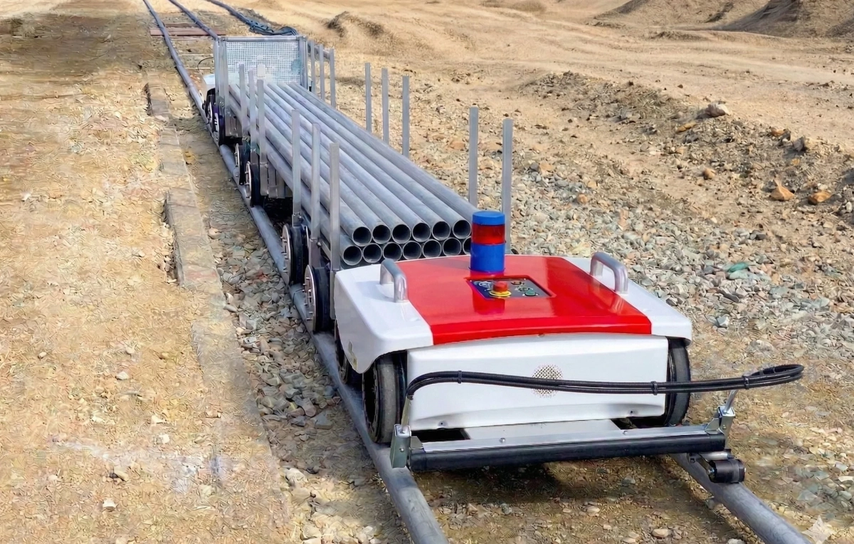 建設現場で資材を運搬するロボット「運搬トモロボ T-BOX」