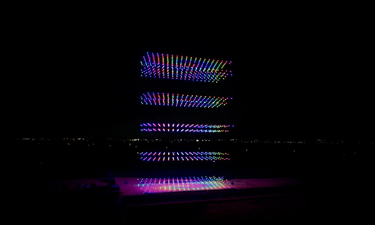 夜空に描かれるドローンショー