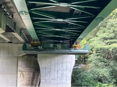 橋梁下からの景観