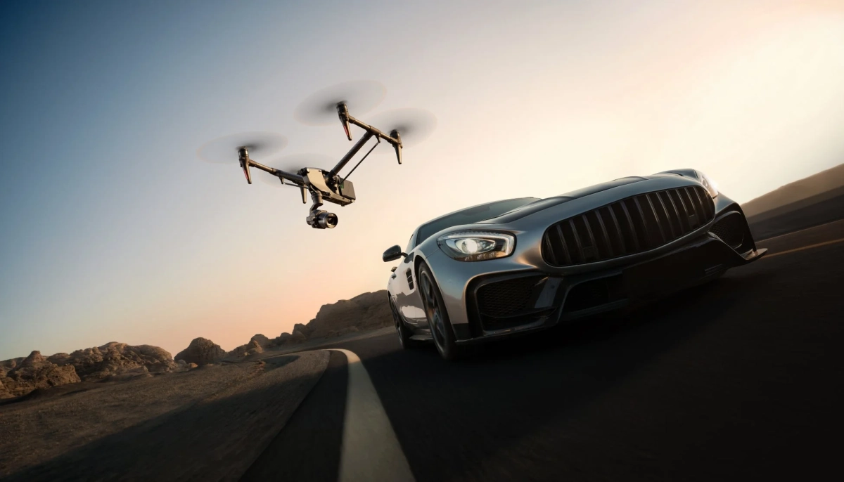 ドローンとスポーツカー