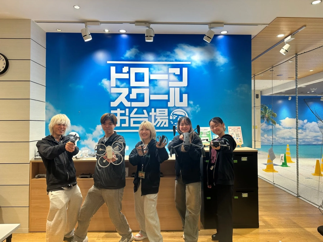 ドローンスクールお台場の屋内施設でドローンを持つ若者たち