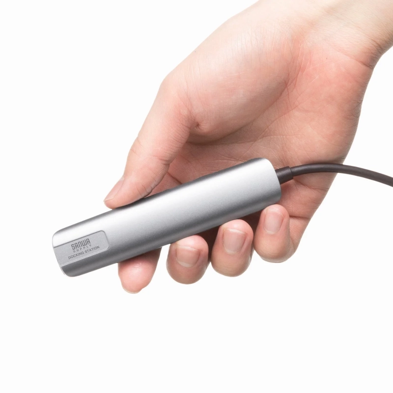 手がドッキングステーションを握っている様子