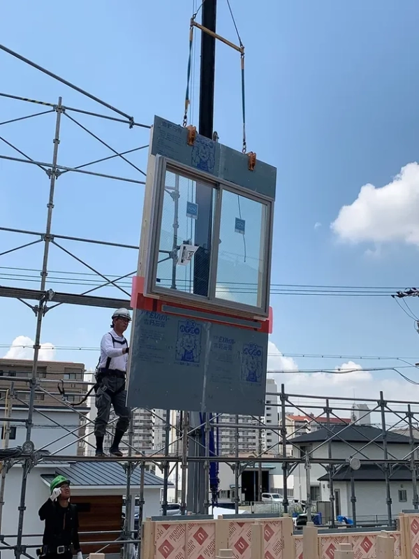 サッシ組込み済み壁パネルの施工状況