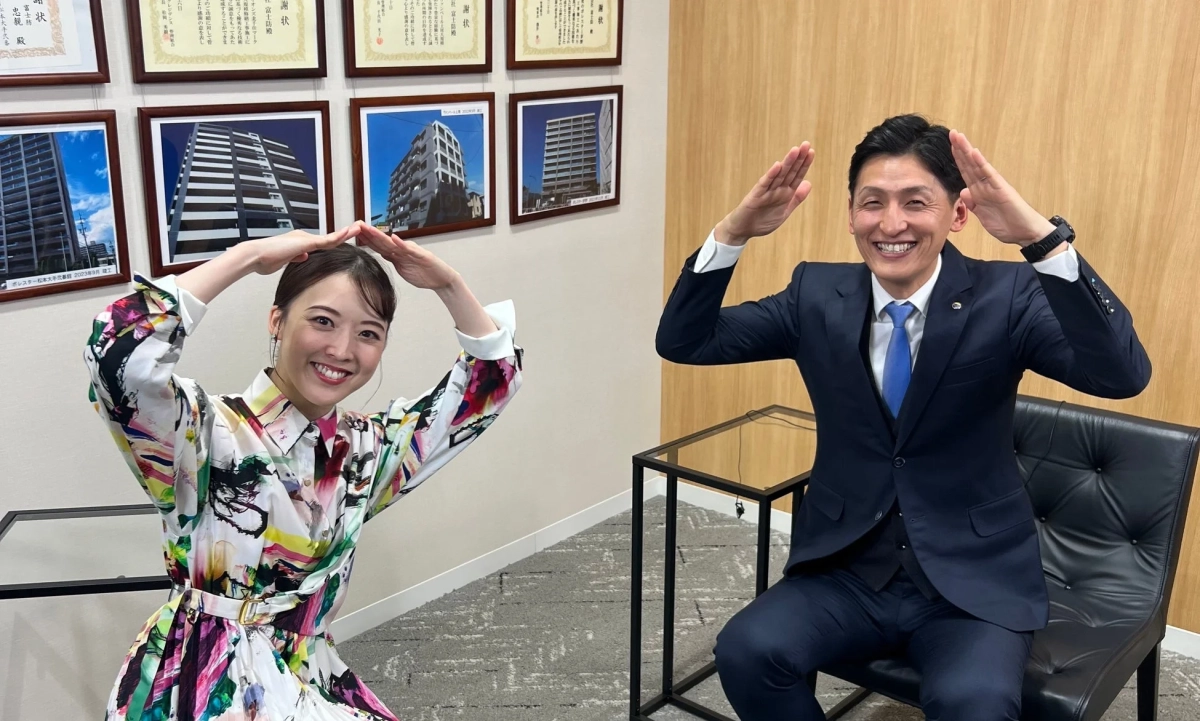 感謝状と笑顔の人物