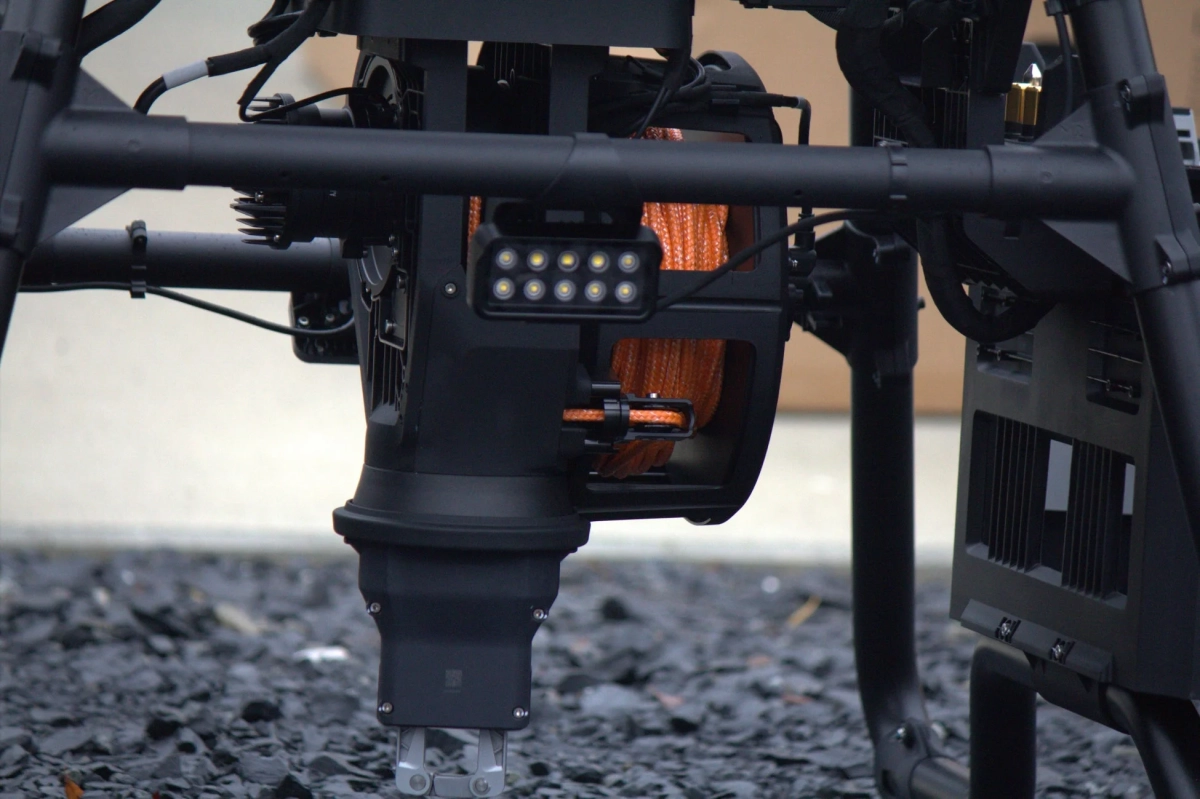 黒い複雑な機械装置のクローズアップ画像