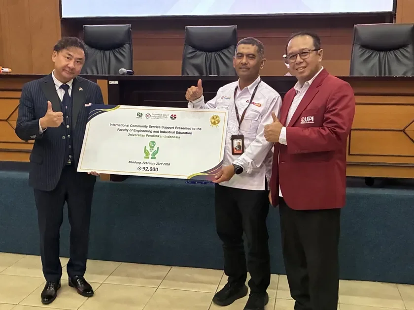 寄付贈呈の様子(写真左：ROY株式会社 代表取締役社長 大石竜次)