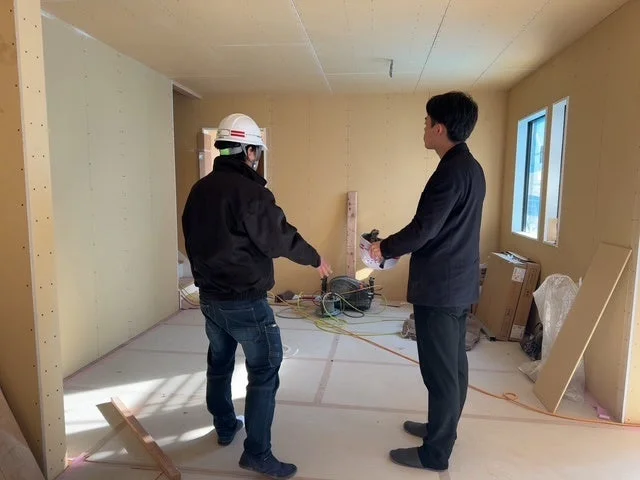 建設現場での打ち合わせ