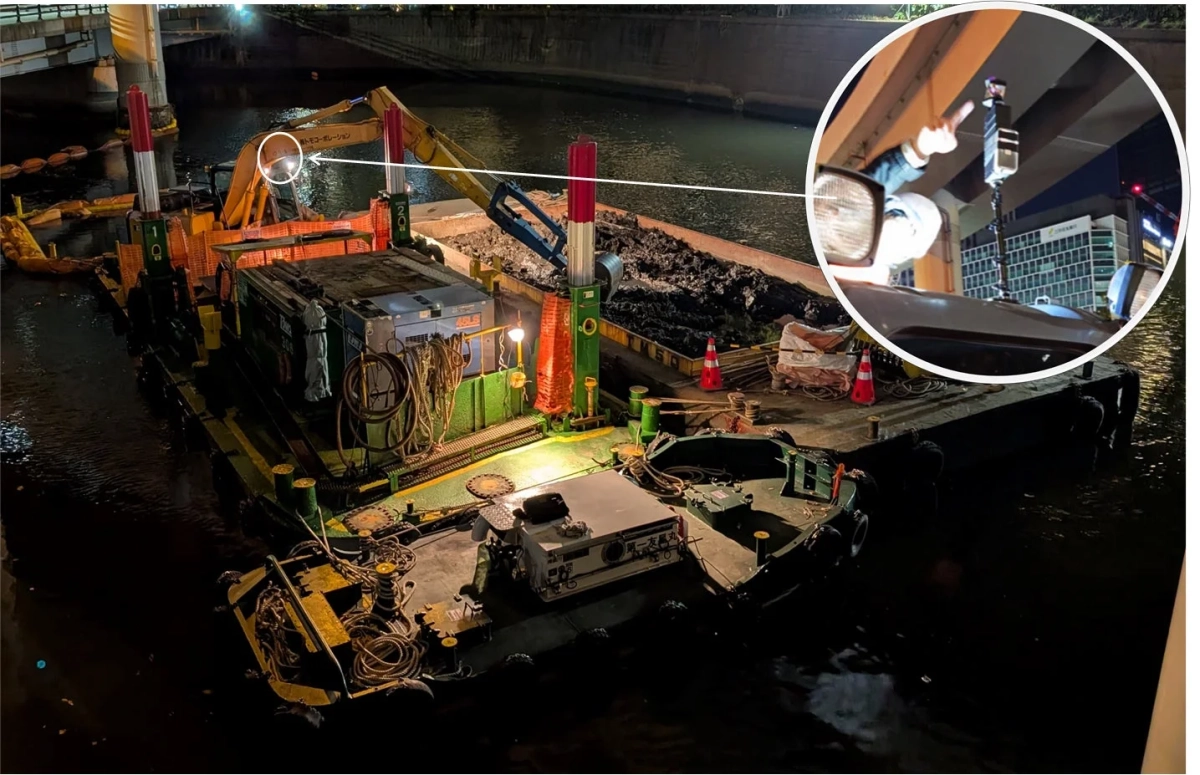 夜間の河川で浚渫作業を行う浚渫船