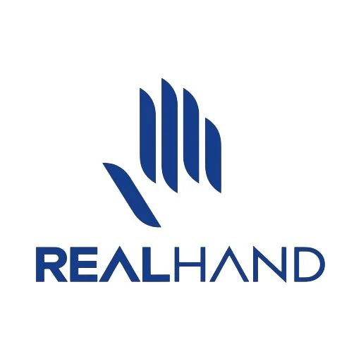 白い背景に青いスタイリッシュな手形と「REALHAND」の文字が描かれたロゴマークです。