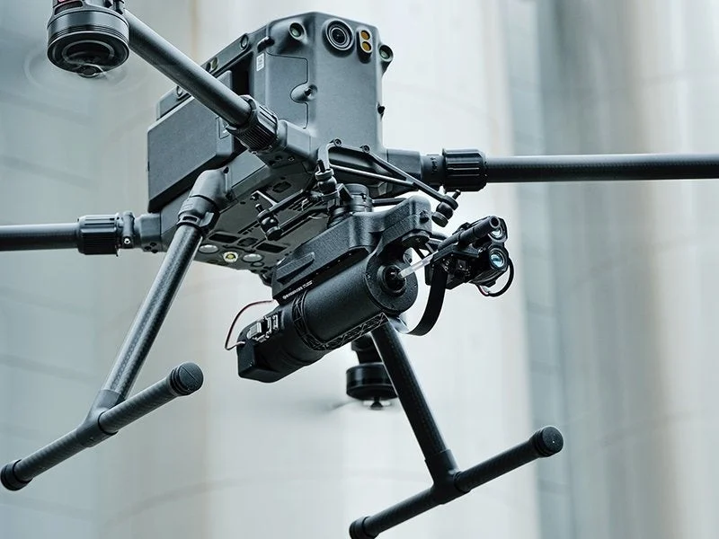 高性能なカメラやセンサーを搭載した黒い産業用ドローンのクローズアップ画像