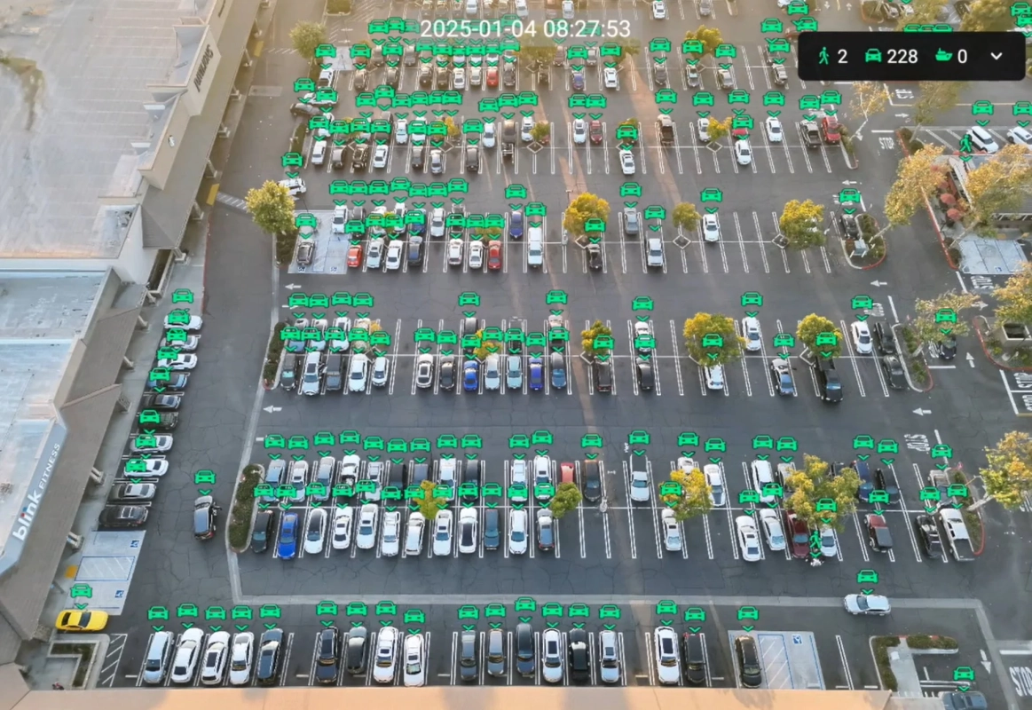 駐車場での車両・人物検知の様子