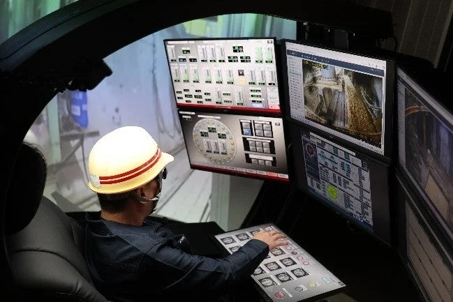 コックピットで操作する様子