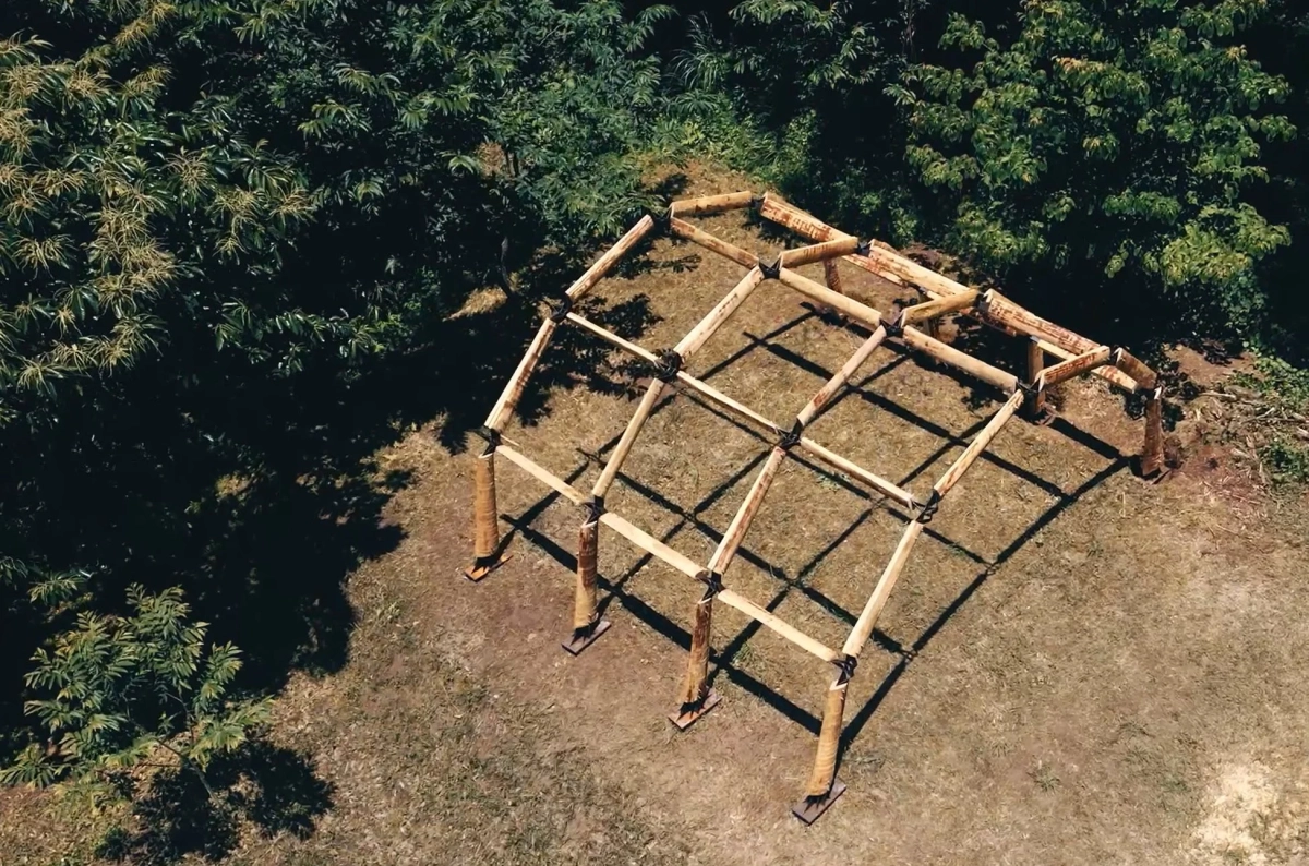 森の中の木造構造物の骨組み