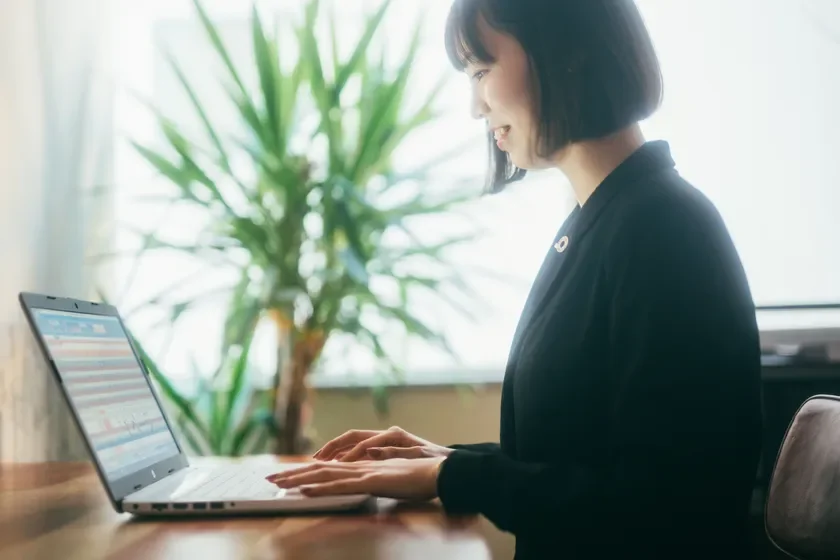 ノートパソコンで作業する女性