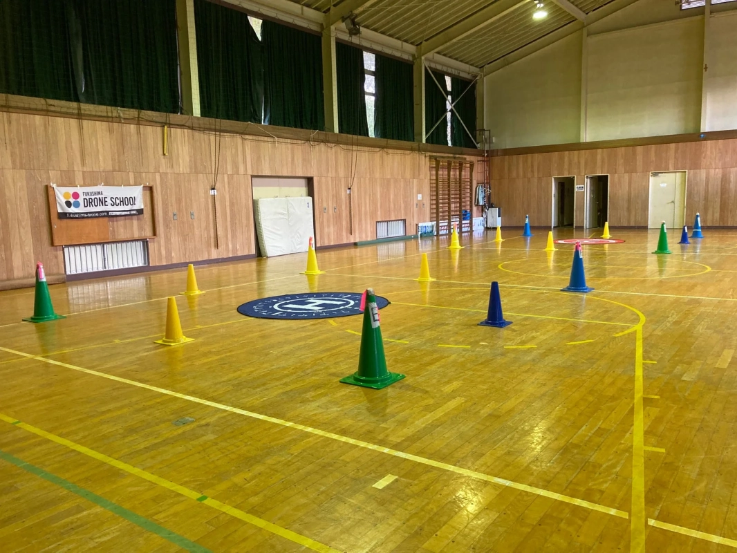 体育館でドローンの操縦訓練が行われている様子