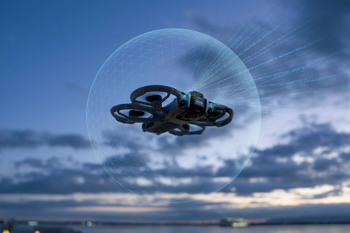 ドローンが空中に浮かび、球状のワイヤーフレームとデータのような光線を放っている。