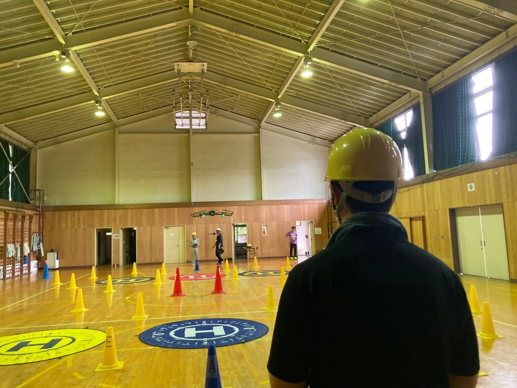 体育館でドローンの訓練が行われている様子