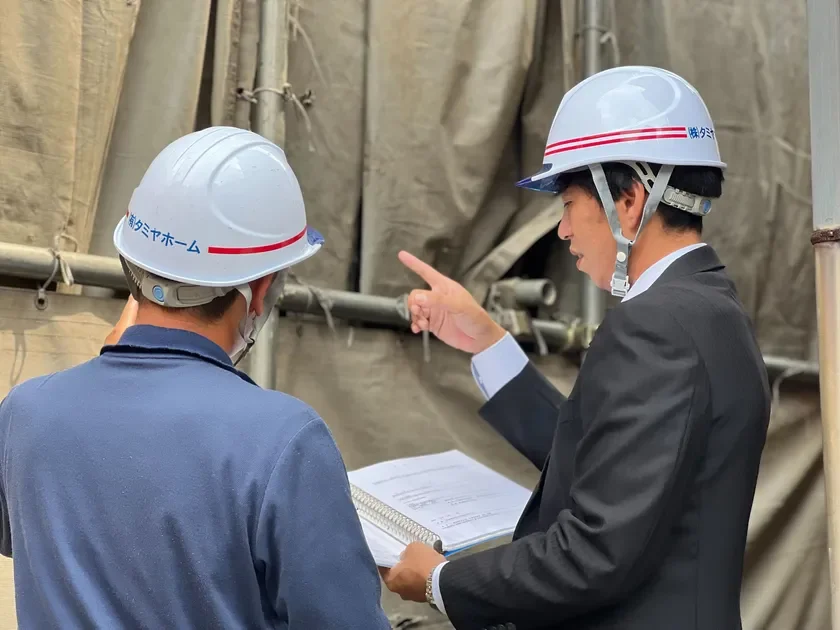 建設現場で打ち合わせをする男性