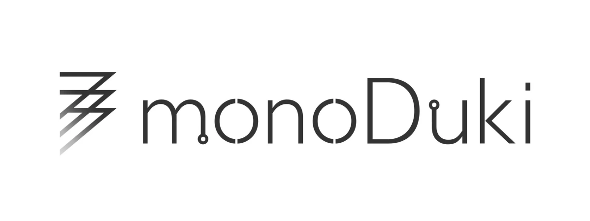 「monoDuki」という文字と、3本の水平線がジグザグに重なり合ったような幾何学的なシンボルが組み合わされたロゴ画像です。白背景に黒い文字とシンボルが配置されており、シンプルでモダンな印象を与えます。