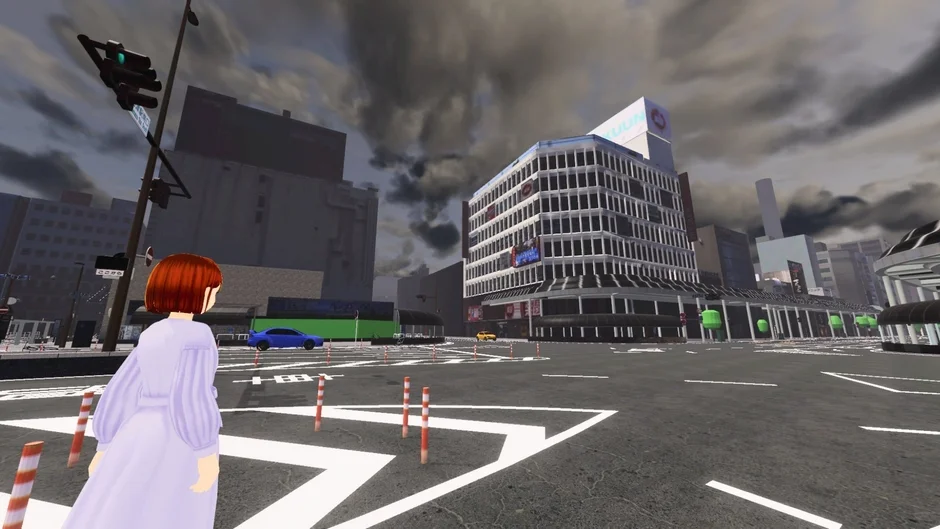 曇り空の都市の交差点で、アニメ風の少女が横断歩道に立っている様子