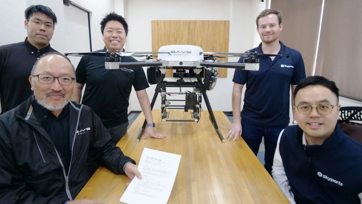 ドローンを取り囲む人々