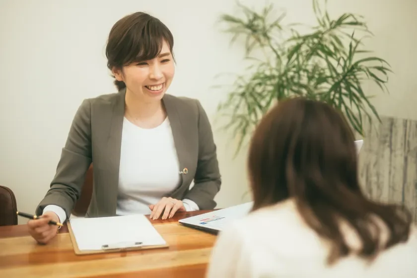 顧客と話す女性