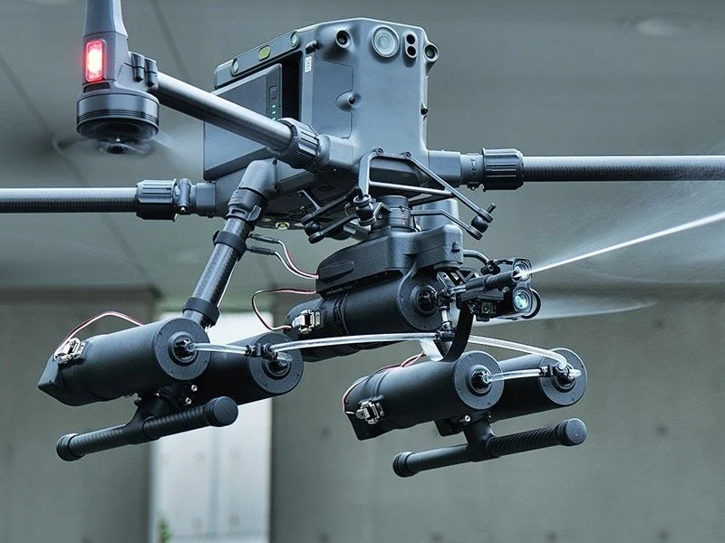 高性能な産業用ドローンが空中から液体を噴射している様子