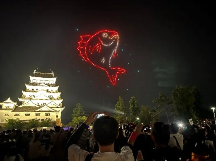 姫路城を背景にしたドローンショー
