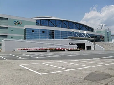 オリンピックの五輪マークが描かれた近代的なスポーツ施設