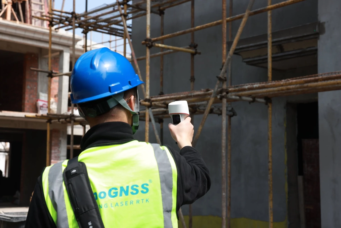 建設現場でMercury Laser RTKを使用する作業員