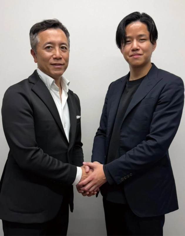 ビジネススーツを着た2人の男性が握手