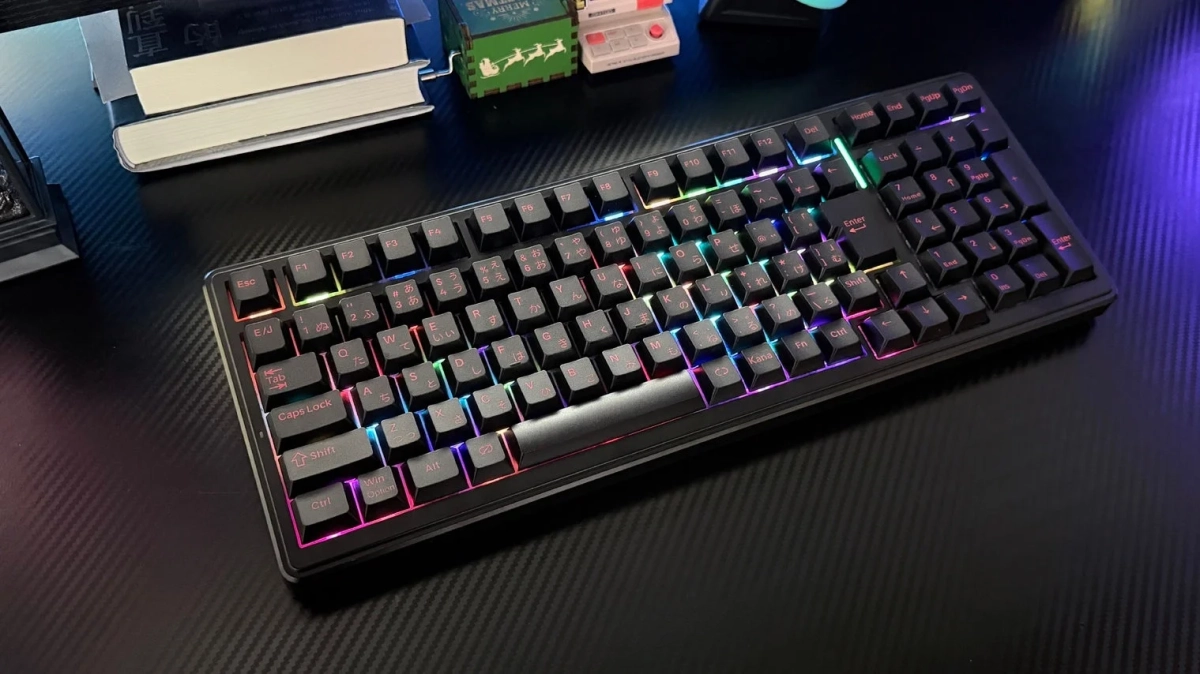 RGBバックライトが光るキーボードのクローズアップ