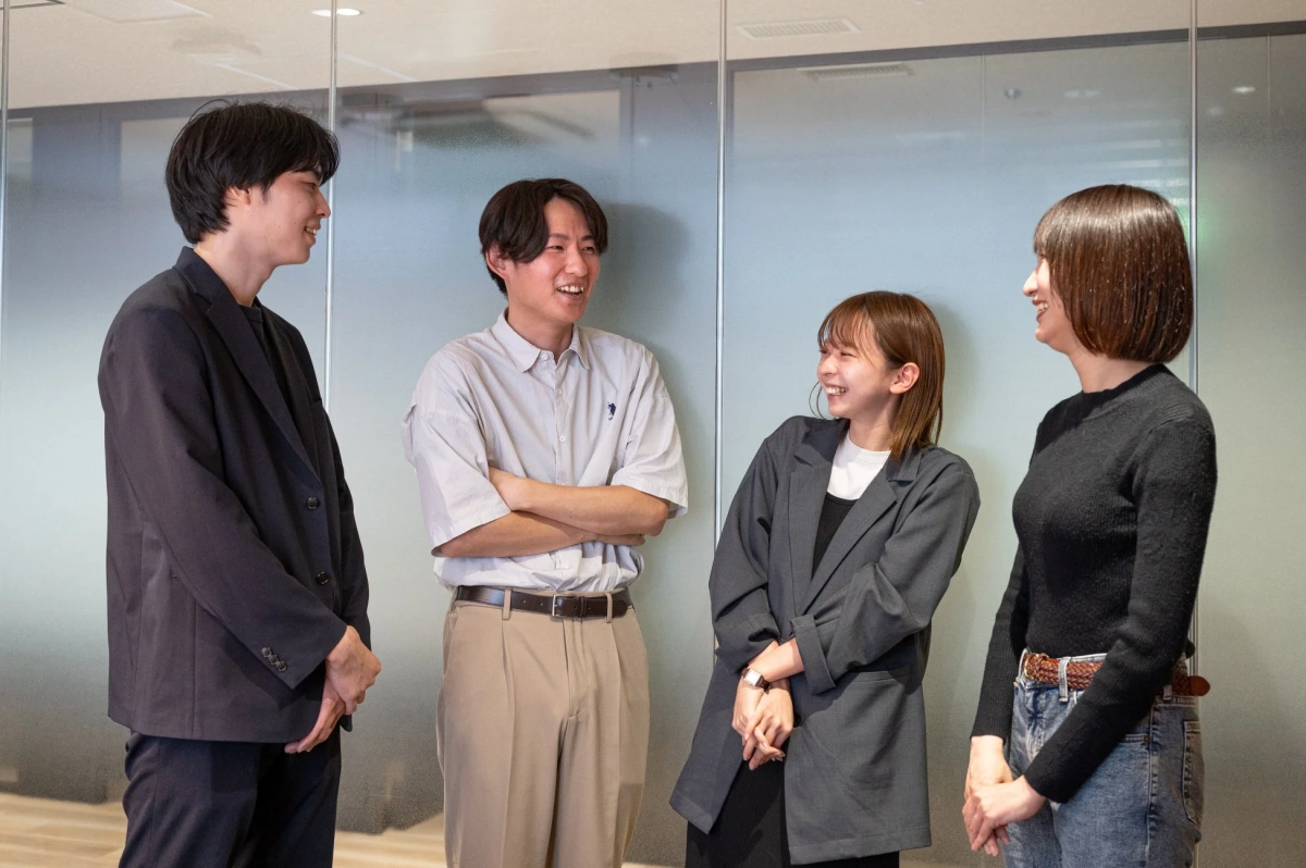 オフィスで会話する人々