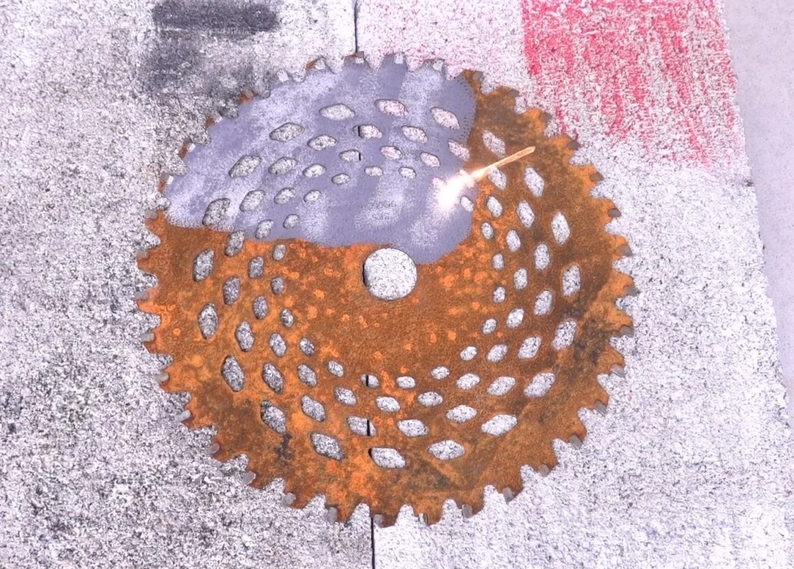 錆びたギアに火花が散る様子