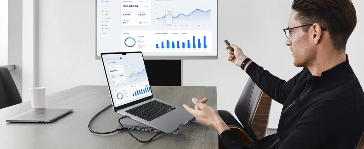 プレゼンテーションとデュアルモニターで作業する男性