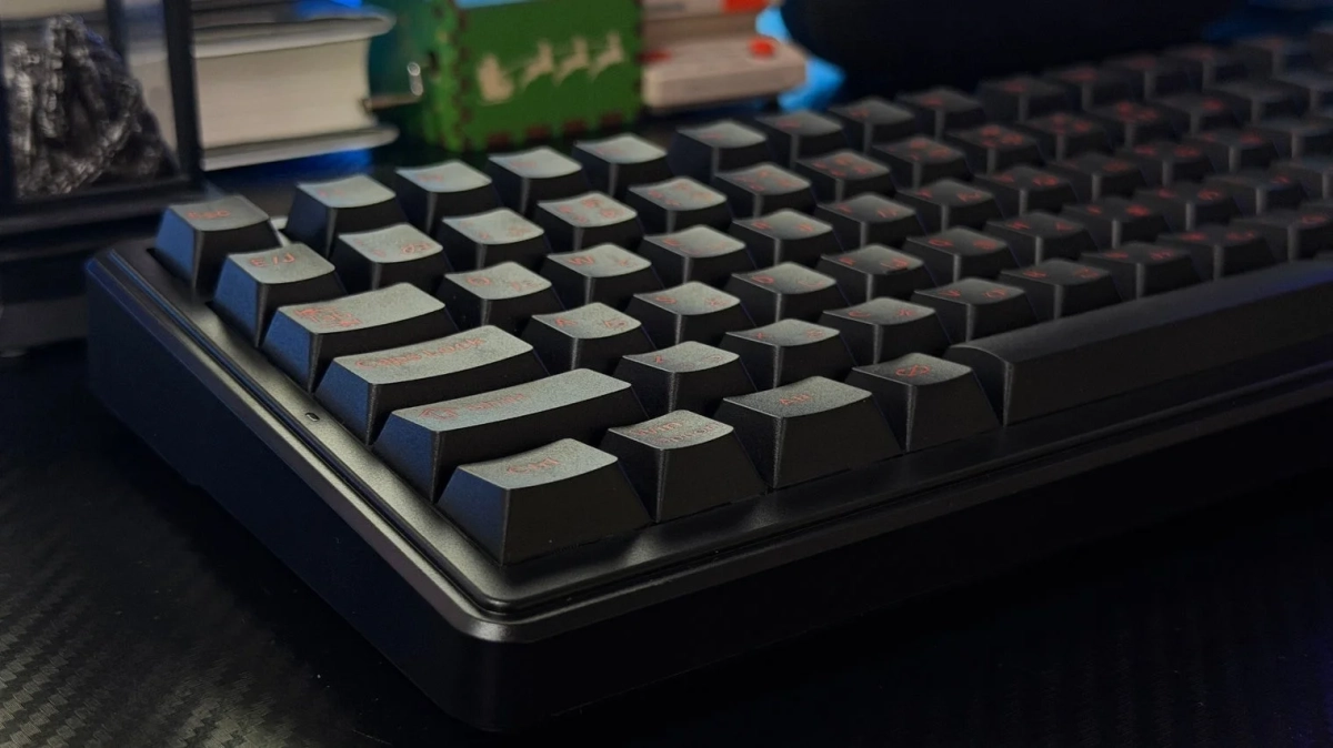 黒いメカニカルキーボードのクローズアップ