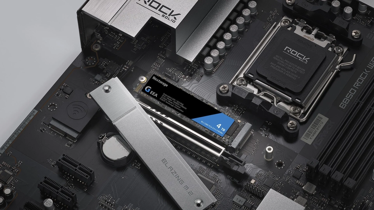 マザーボードにNextorage製4TB M.2 NVMe SSDが取り付けられている様子