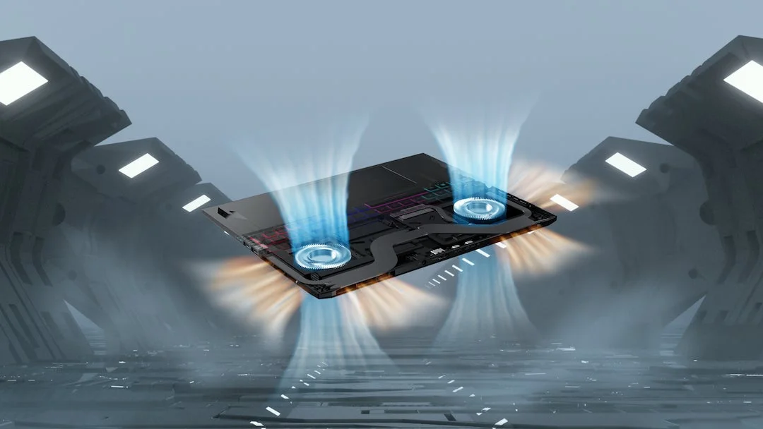 高性能ノートパソコンの内部冷却システムが強調された画像。2つのファンから青いエアフローが放出され、本体下部からは熱がオレンジ色に表現されています。