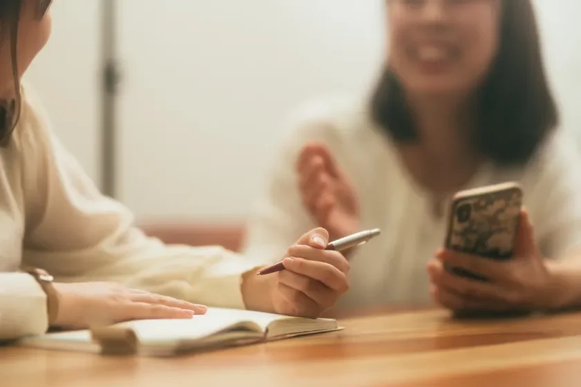 打ち合わせをする女性たち