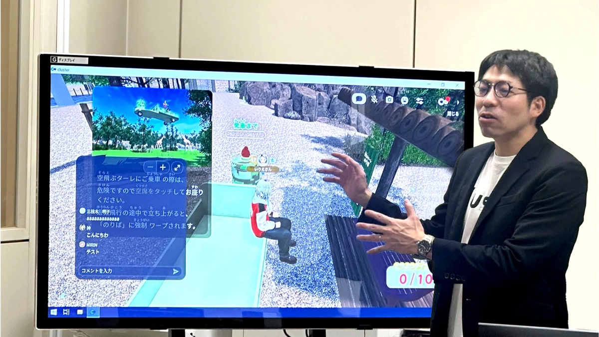 男性がディスプレイの前でプレゼンテーション