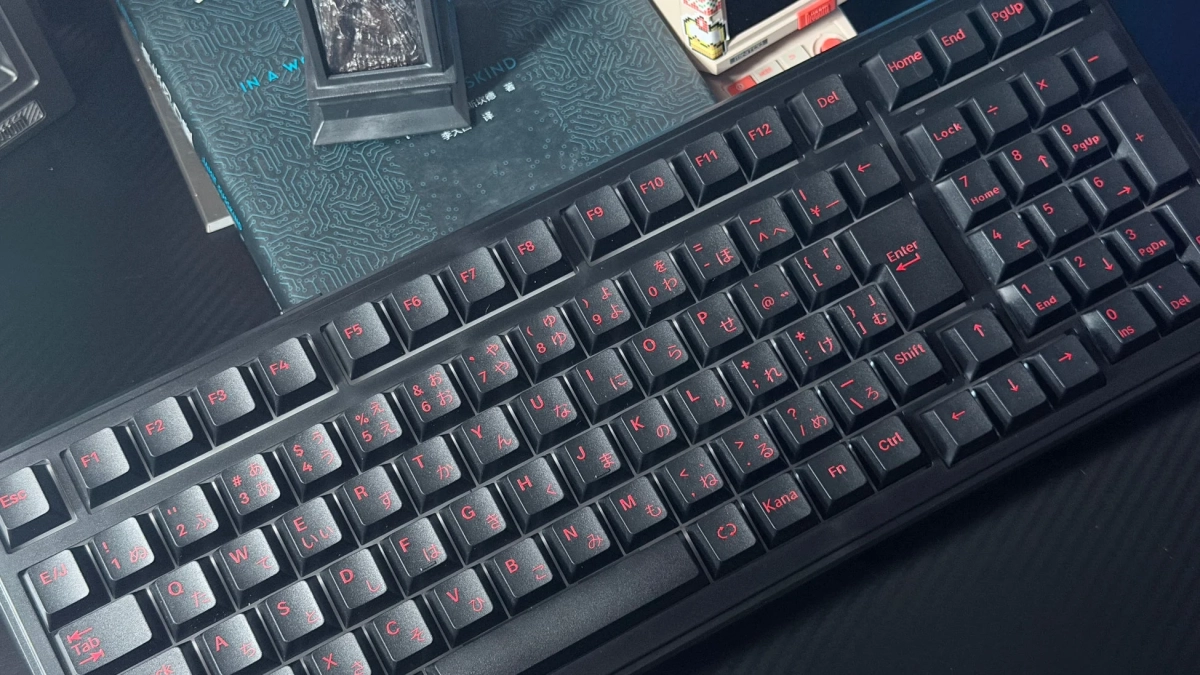 黒い日本語キーボード、赤い文字、デスク