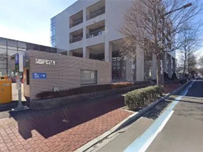 現代的なデザインのビルと「SIGFESTA」の文字