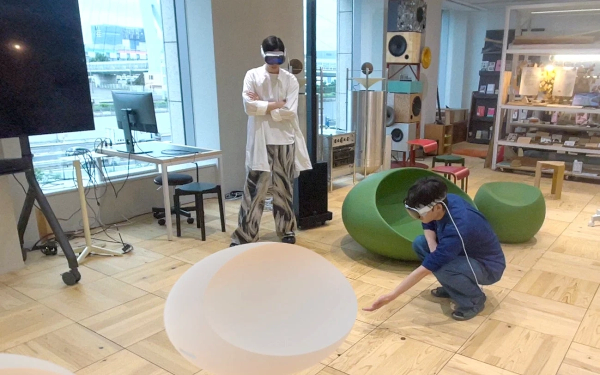 VR/AR体験中の人物